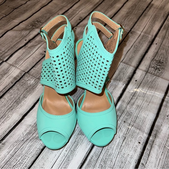 Cute Heels - Picture 3 of 10